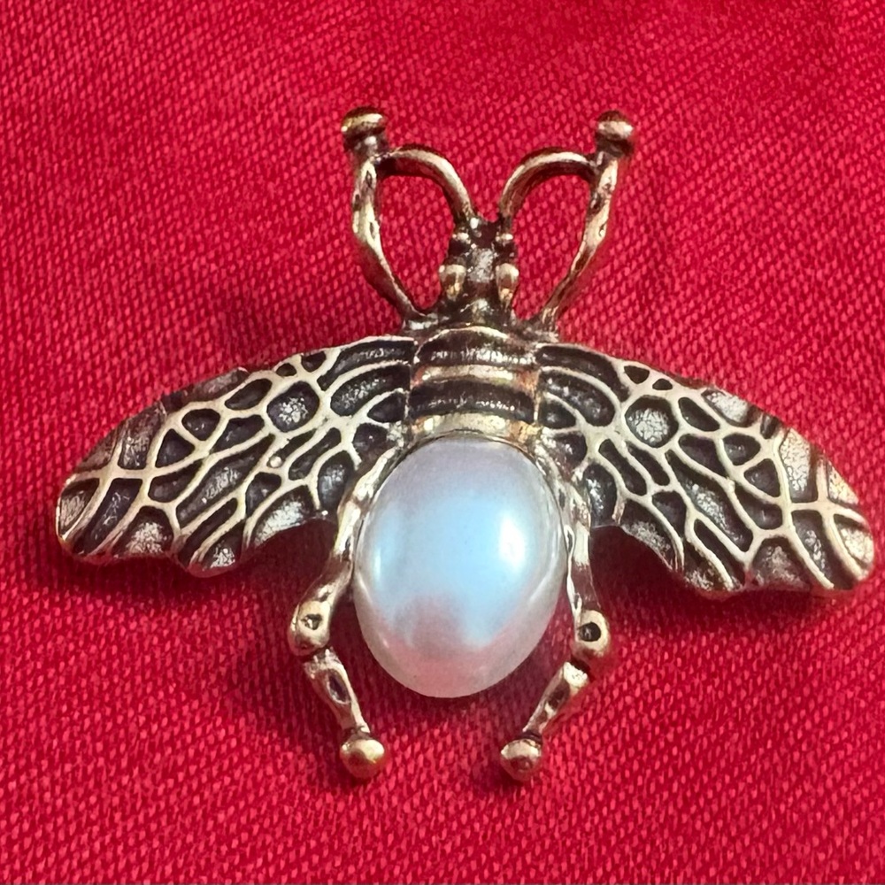 Brass tone Queen Bee Brooch with Pearl accent. A perfect accessory!